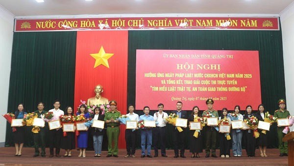 Quảng Trị phát động Tháng cao điểm Ngày Pháp luật và trao giải Cuộc thi Luật Giao thông